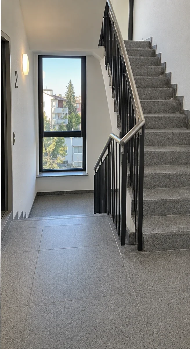 Palier et escalier d’immeuble après nettoyage de fin de chantier
