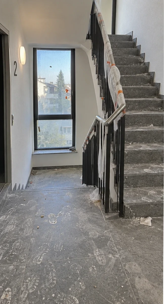 Palier et escalier d’immeuble avant nettoyage de fin de chantier