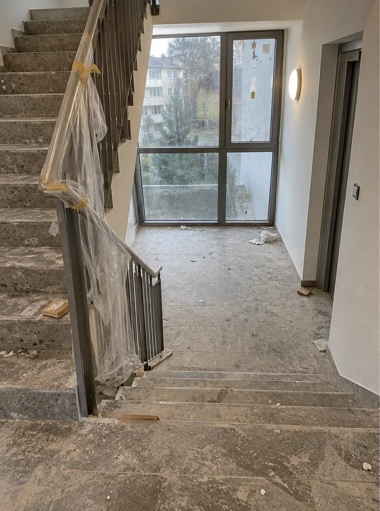 Cage d’escalier avant nettoyage de fin de chantier