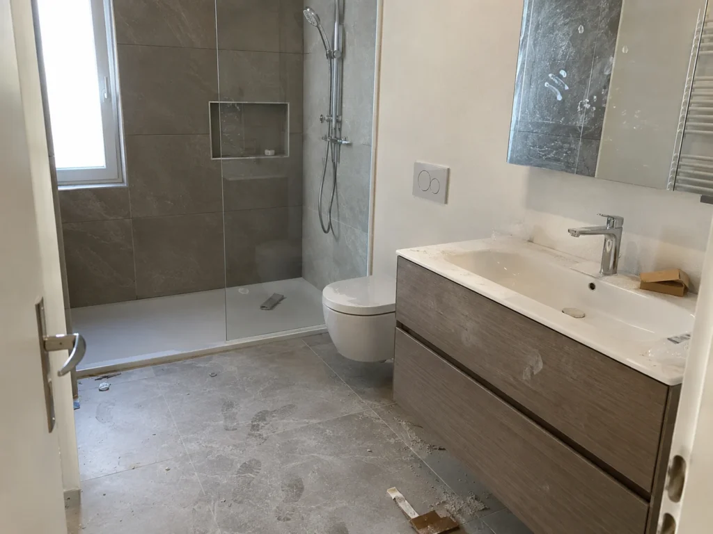 Salle de bains avant nettoyage de fin de chantier